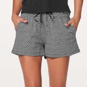 Lululemon On the Fly Shorts 2.5” Monochromatic Black